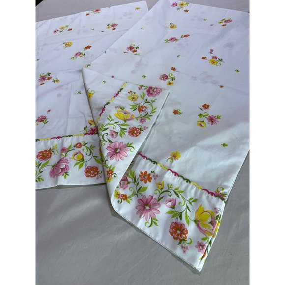 Vintage Victorian Flowered Pillowcases Made in USA 50% Cotton 50% Polyester - Picture 4 of 4